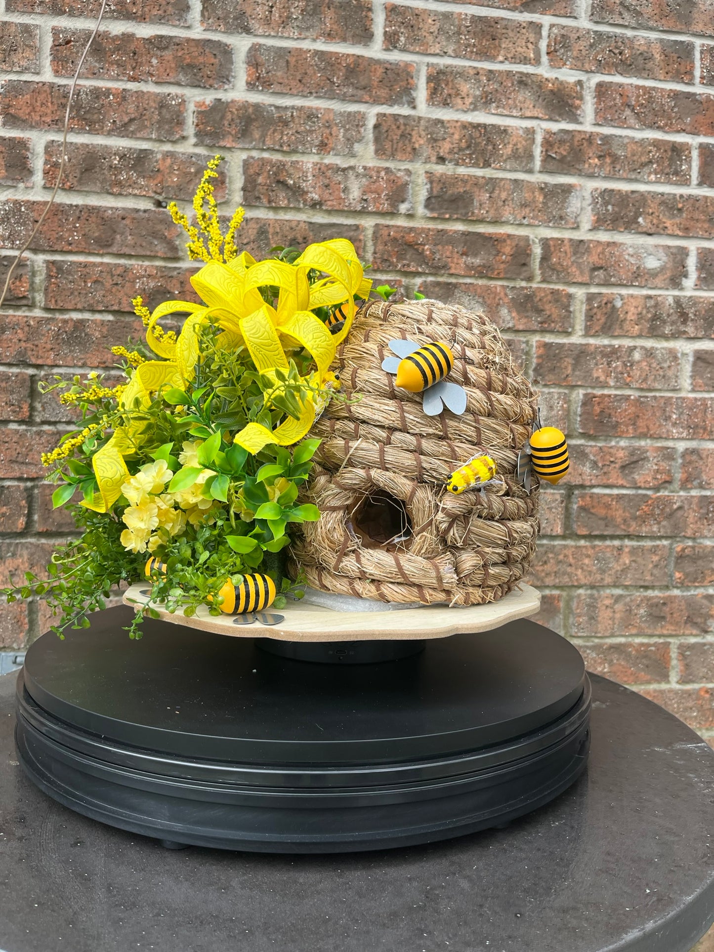 Handmade Bee Hive Floral Arrangement β Rustic Bumblebee Hive Centerpiece for Farmhouse & Spring Decor