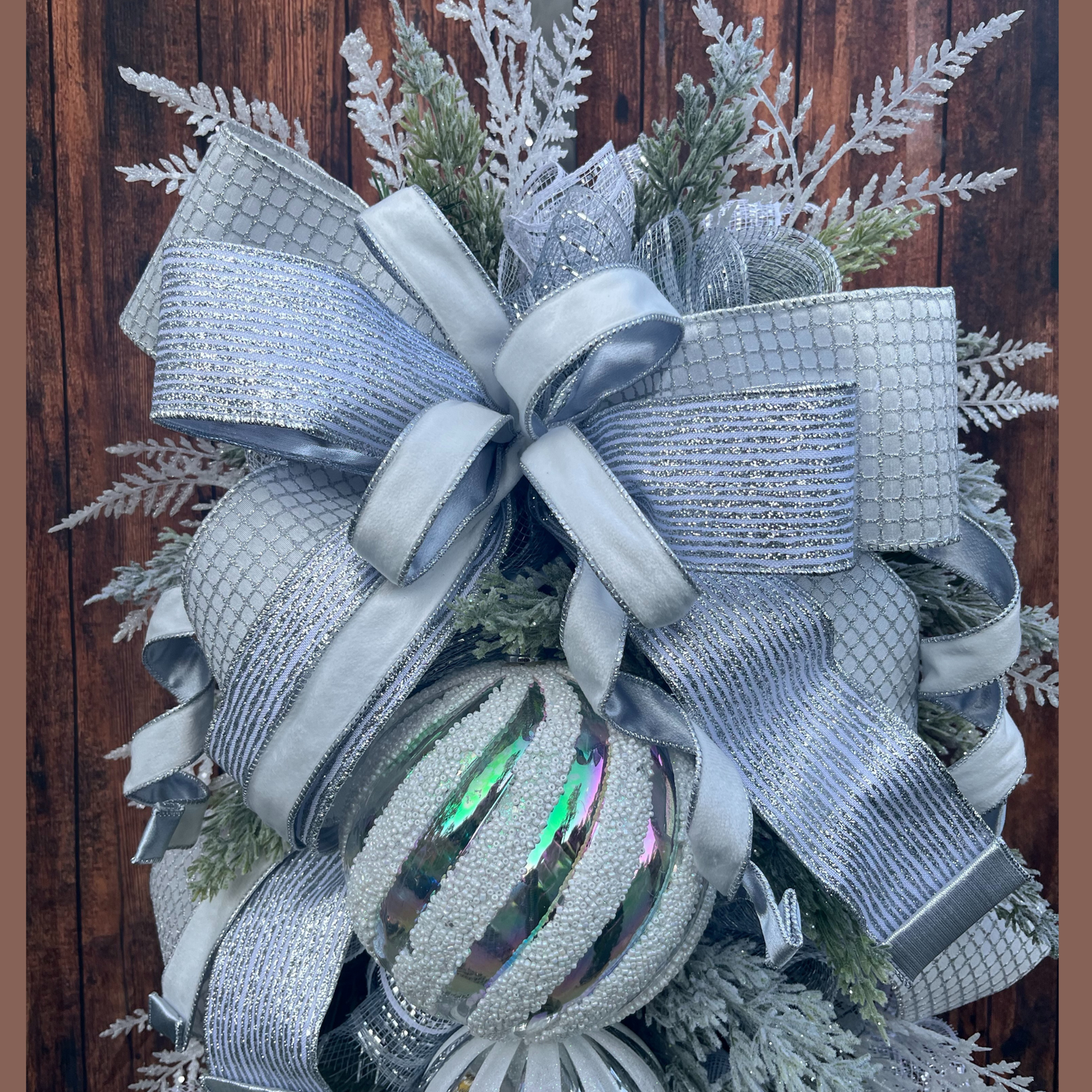 Winter White Elegance Christmas Swag – Silver Frost Luxury Door Decor