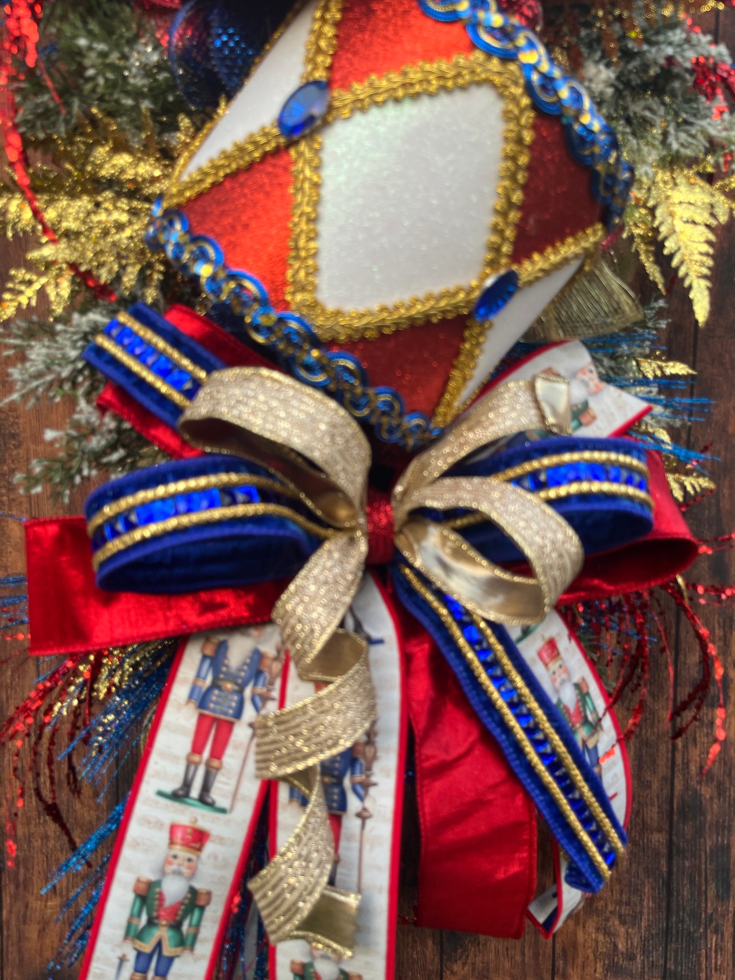 Nutcracker Drum Christmas Swag – Red, Blue & Gold Holiday Door Decor with Glitter Picks & Nutcracker Ribbon
